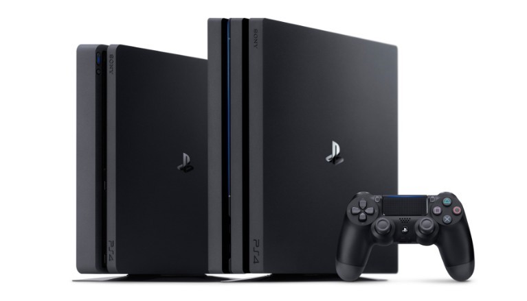 Qui potete osservare le due nuove console presto disponibili: La PS4 Slim a sinistra e la Pro a destra.