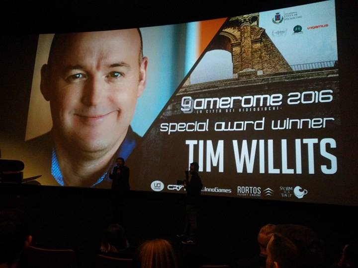 Tim Willits onorato del premio alla carriera.